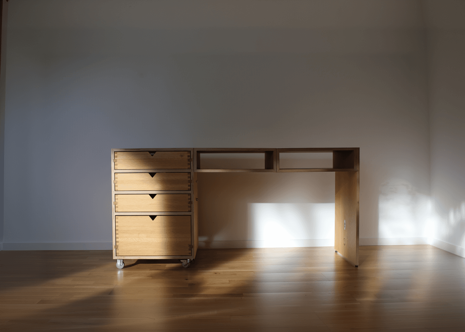 Folding Desk Basic — handmade folding standing desk in certified birch, full view in a Bamberg home office